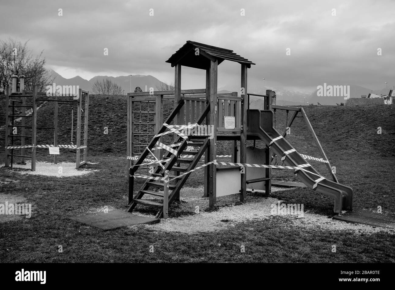 Kranj, Slowenien, 21. März 2020: Ein geschlossener Spielplatz, eine der frühen Sicherheitsmaßnahmen, während des Coronavirus-Ausbruchs landesweit gesperrt. Stockfoto
