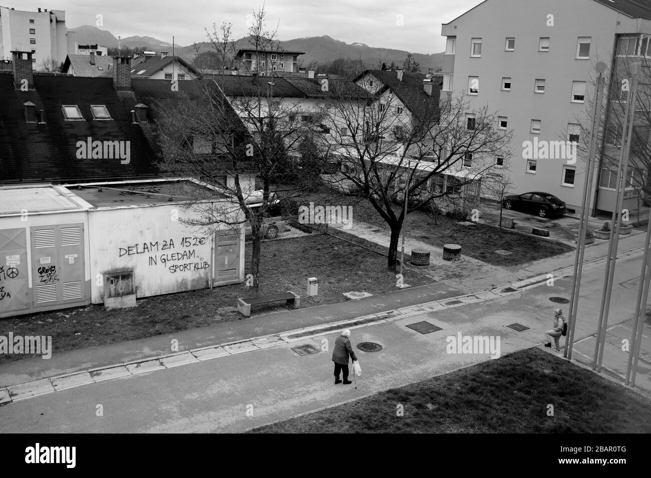 Kranj, Slowenien, 22. März 2020: Zwei ältere Frauen sprechen auf der Straße miteinander, wobei sie eine große Distanz gemäß den Regeln der sozialen Distanzierung während des landesweiten Ausbruchs des Coronavirus halten. Stockfoto