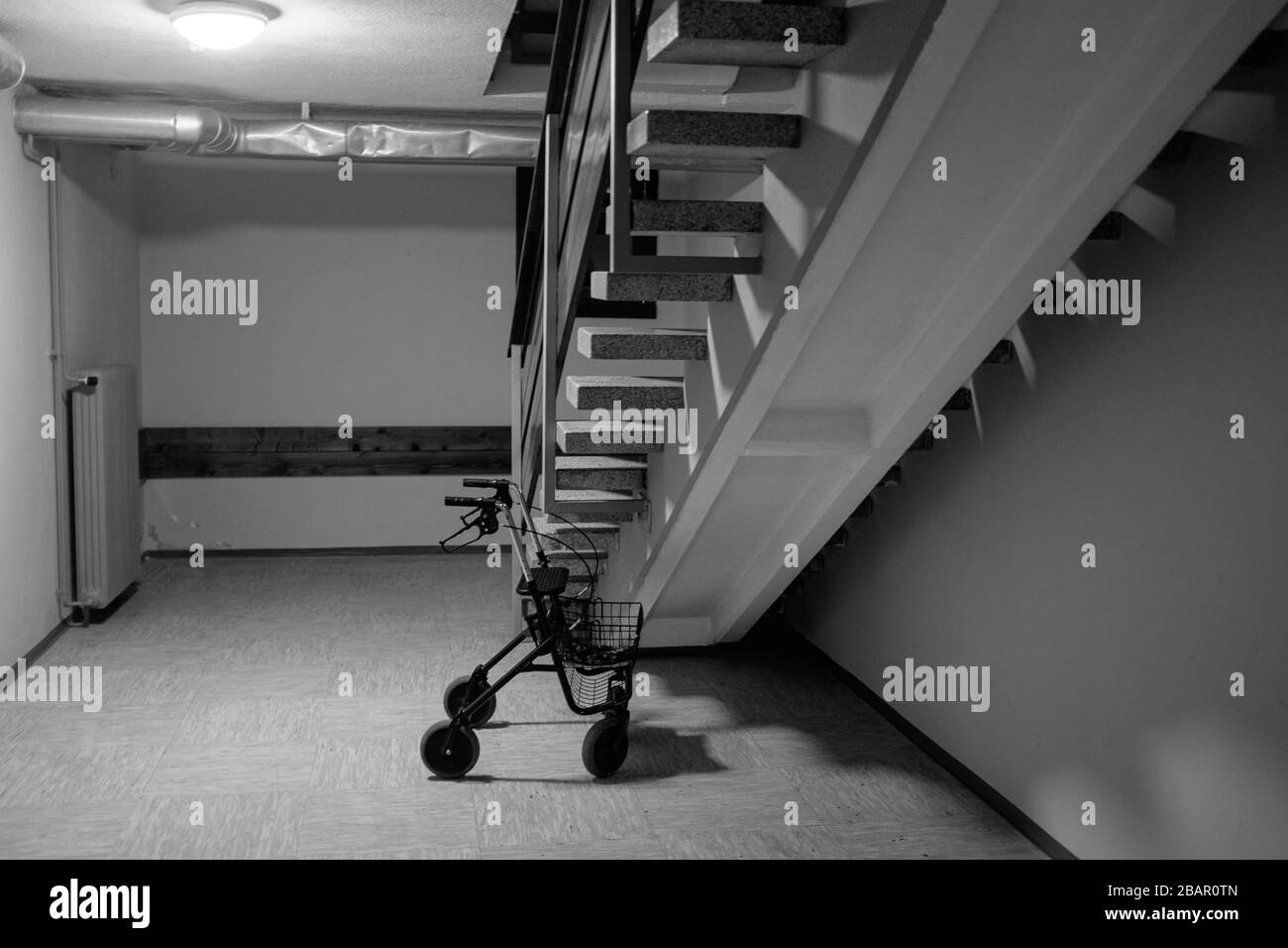 Kranj, Slowenien, 21. März 2020: Ein Geher für Senioren wird während des landesweiten Sperrens des Coronavirus im Untergeschoss eines Apartmentgebäudes geparkt. Stockfoto