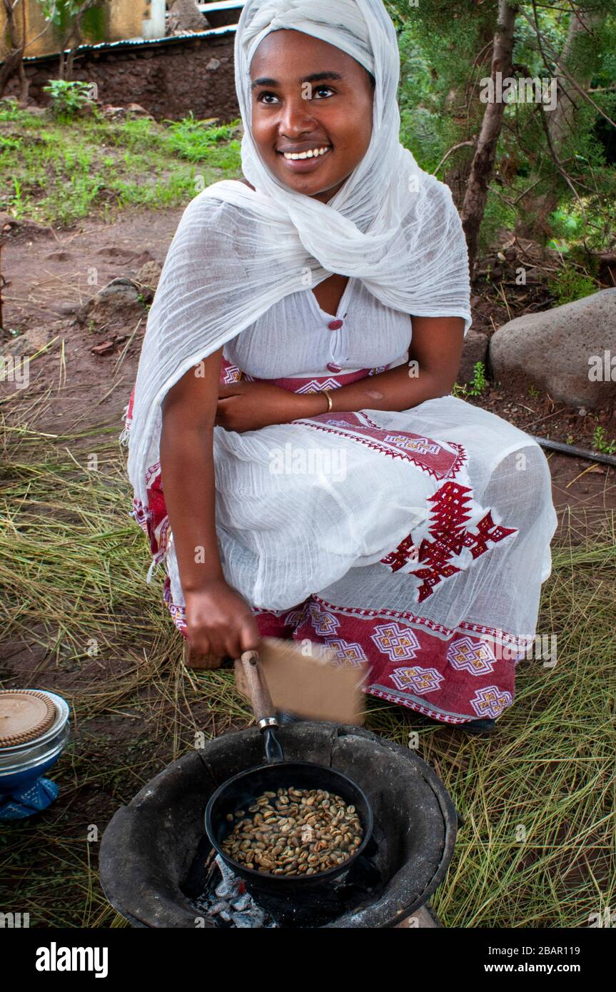 Äthiopische Kaffeezeremonie in Lalibela, Amhara-Region, Nordäthiopien Stockfoto