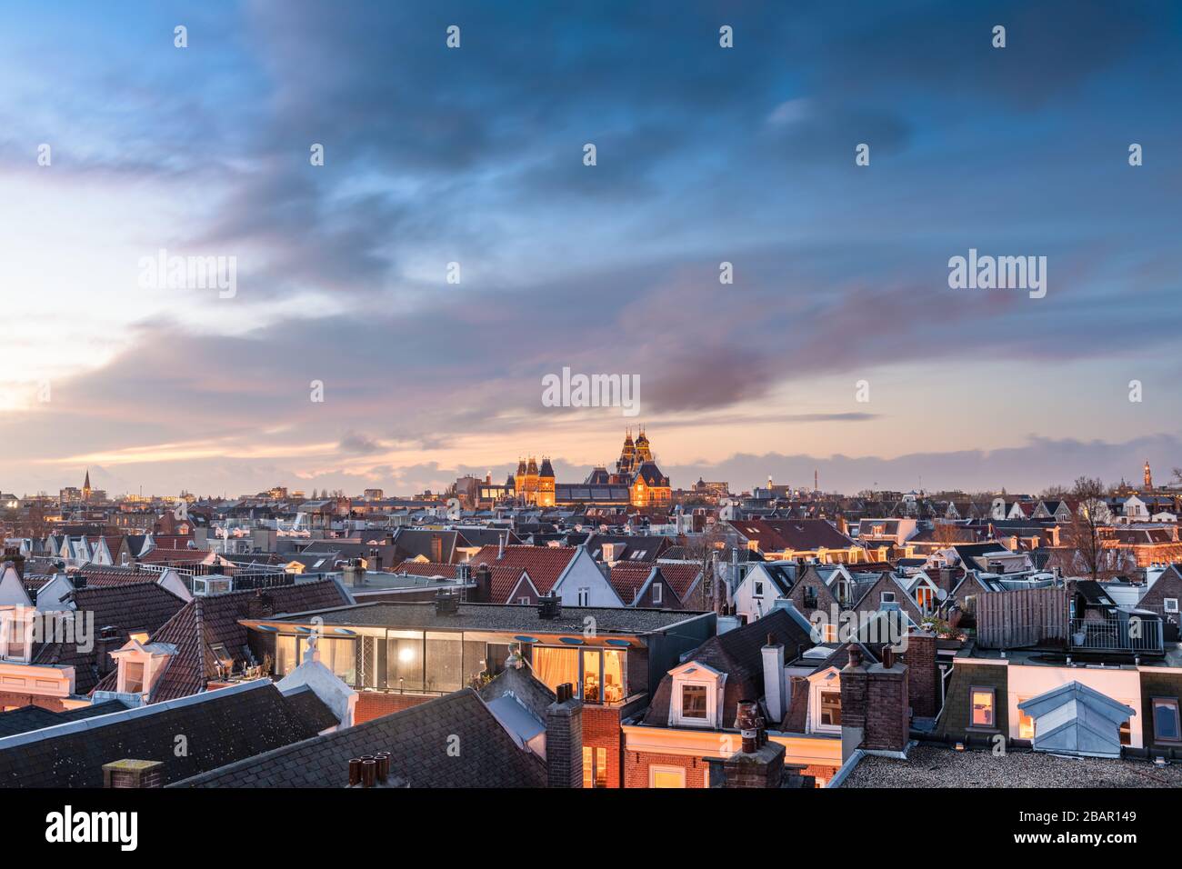 Amsterdam; Niederlande Blick auf das Stadtbild von de Pijp in der Abenddämmerung. Stockfoto