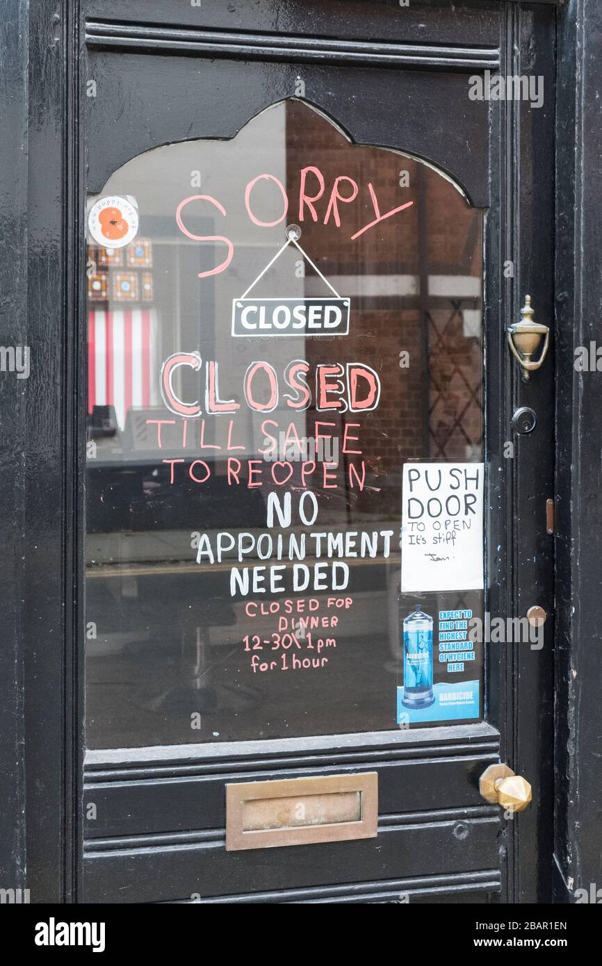 Der örtliche barber's Shop in der Kleinstadt Presteigne, Powys, Wales, Großbritannien - ein weiteres kleines Unternehmen schloss während des Ausbruchs des Coronavirus Stockfoto