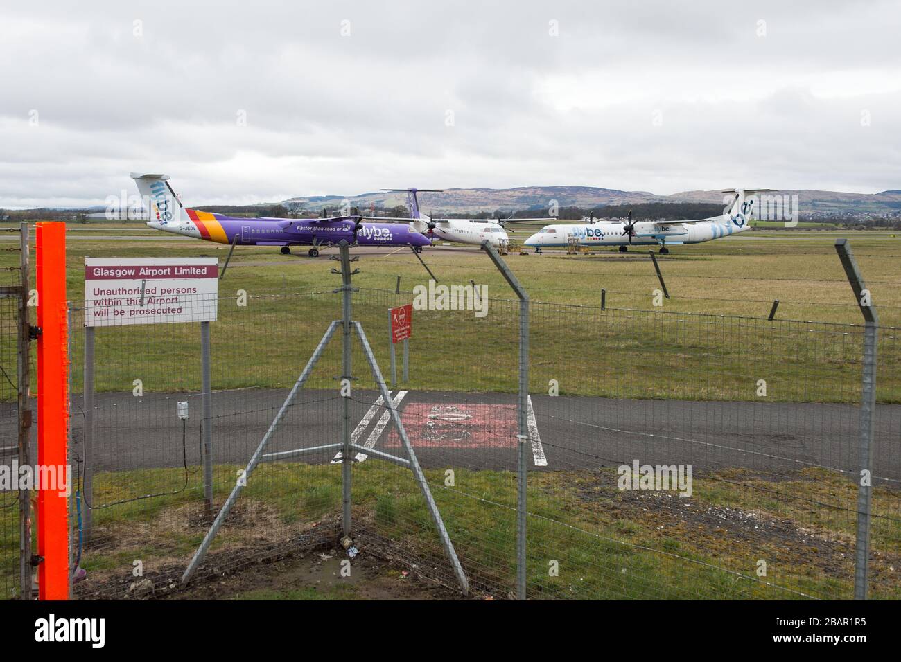 Glasgow, Großbritannien. März 2020. Abbildung: Geerdete Flugzeuge vom Typ Flybe de Havilland Canada Dash 8 Q400, die am Emergency Rendezvous Point am Flughafen Glasgow auf dem Asphalt geparkt waren. Die Pandemie von Coronavirus war für die britische Flugbahn verantwortlich, die den Flughafen Glasgow dazu brachte, eher wie eine Geisterstadt zu aussehen. Kredit: Colin Fisher/Alamy Live News. Stockfoto