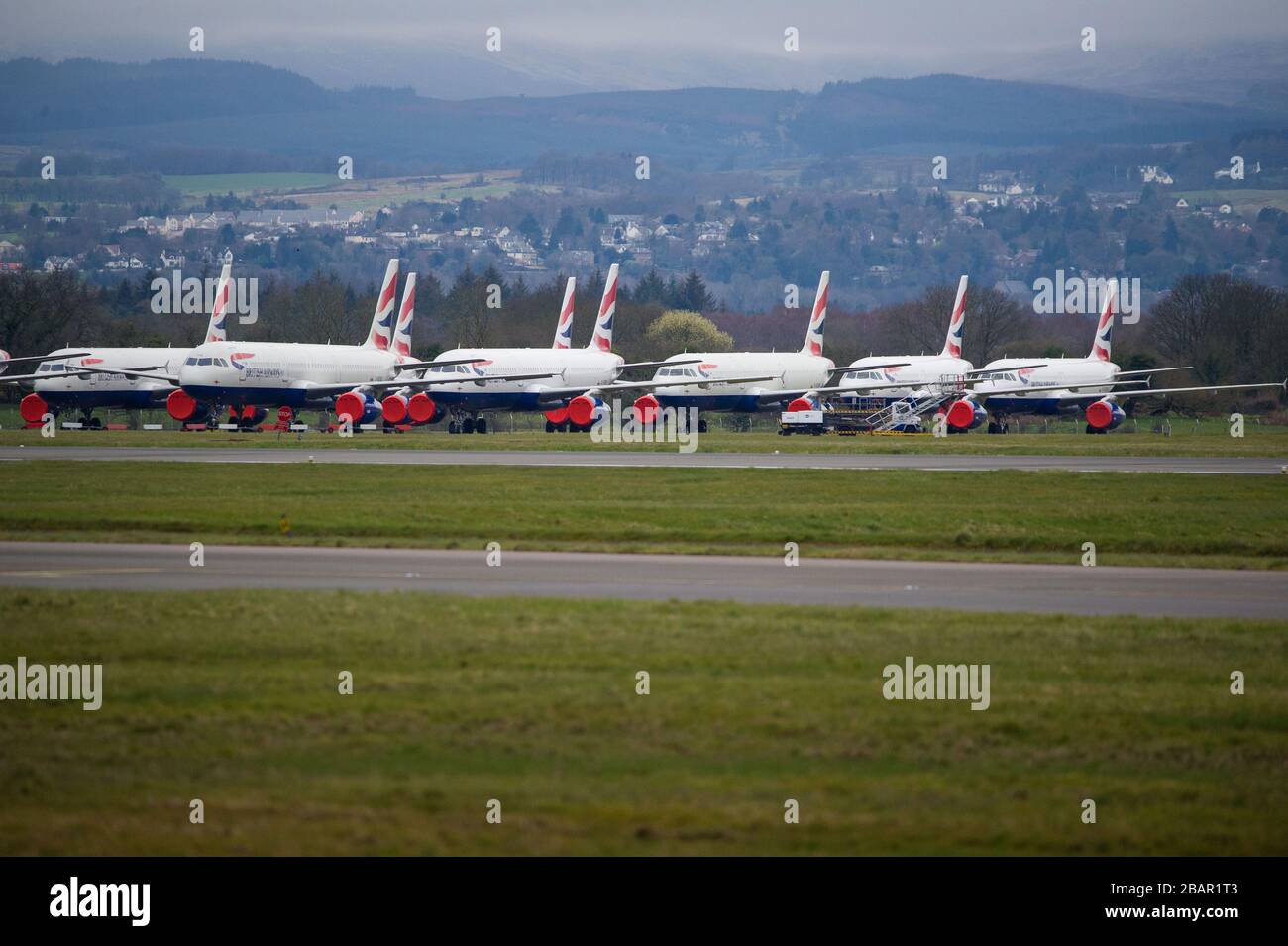 Glasgow, Großbritannien. März 2020. Abbildung: Airbus-Flugzeuge von British Airways stehen auf dem Asphalt am Flughafen Glasgow geerdet. Die Airbus-Flugzeuggruppe besteht aus Airbus A321, A320 und einem A319-Flugzeug. Kredit: Colin Fisher/Alamy Live News. Stockfoto