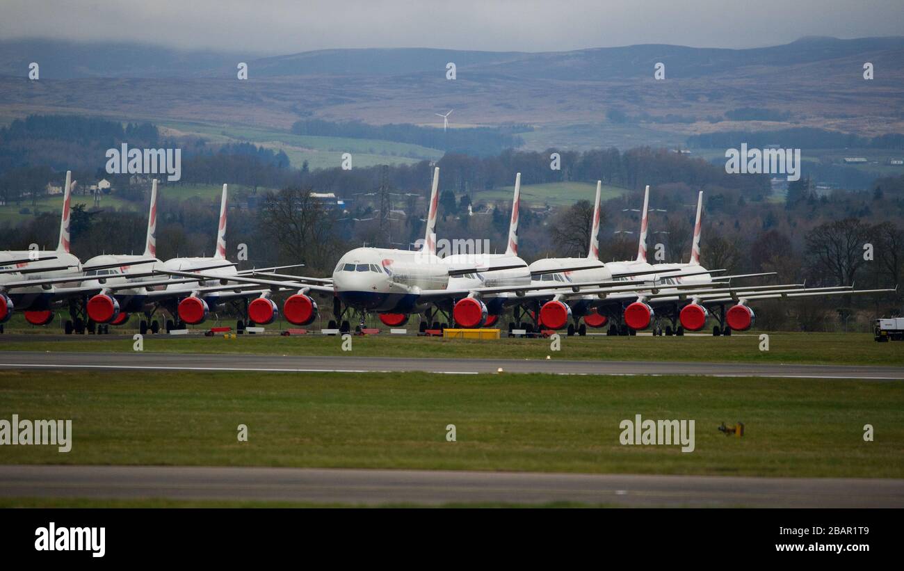 Glasgow, Großbritannien. März 2020. Abbildung: Airbus-Flugzeuge von British Airways stehen auf dem Asphalt am Flughafen Glasgow geerdet. Die Airbus-Flugzeuggruppe besteht aus Airbus A321, A320 und einem A319-Flugzeug. Kredit: Colin Fisher/Alamy Live News. Stockfoto