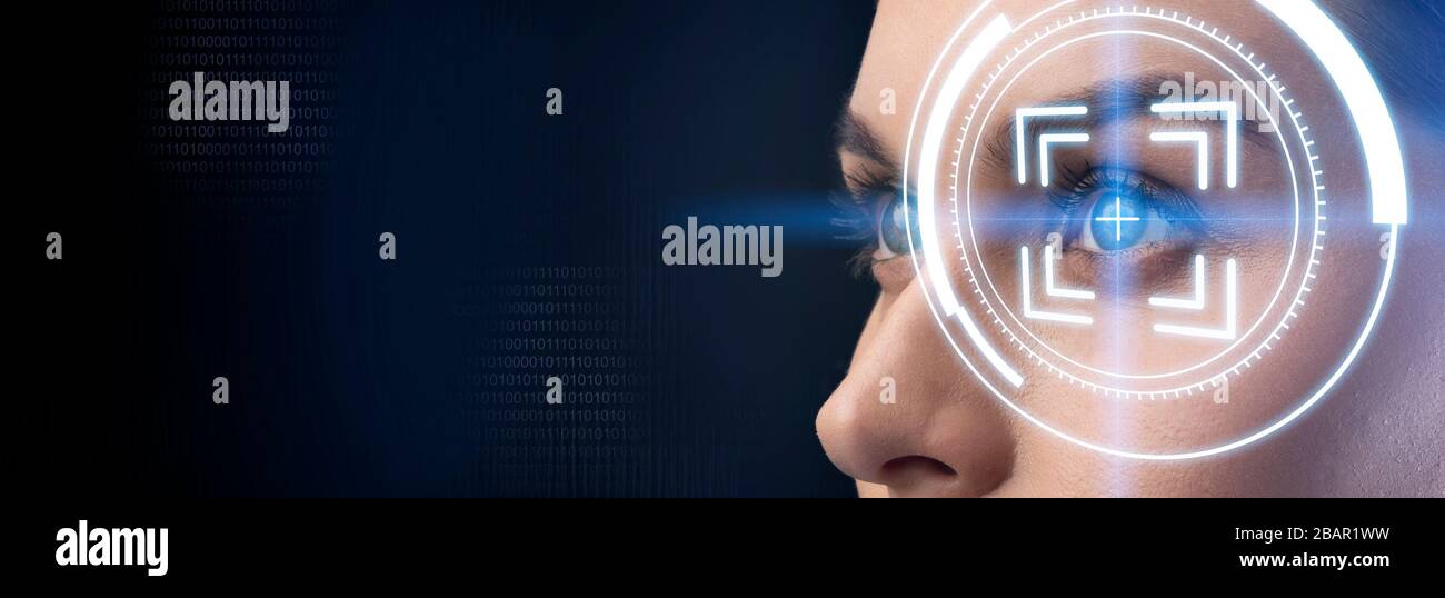 Iriserkennung. Augen-Scan der kaukasischen Frau auf dunklem Hintergrund, kreative Collage mit Kopierraum. Panorama Stockfoto