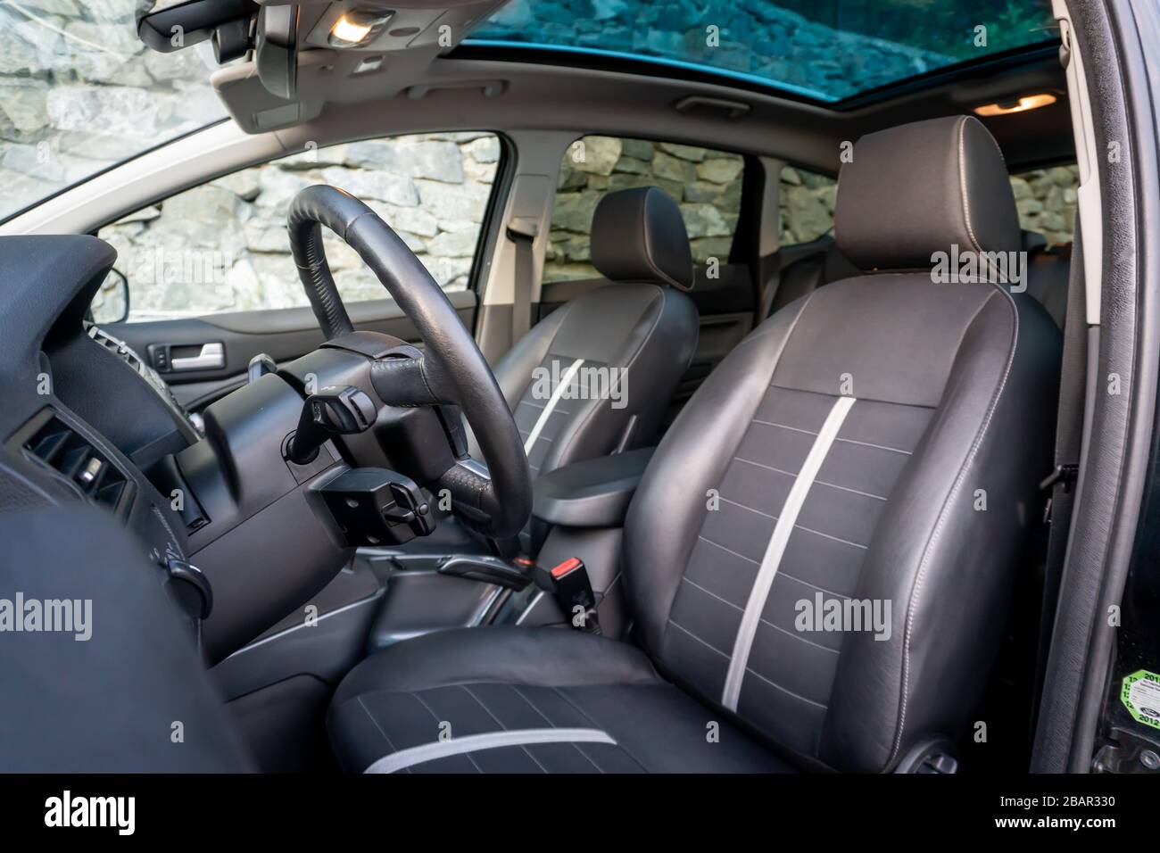 Im Detailfoto eines wunderbaren SUV mit panoramisch glasiertem dach/Schiebedach Stockfoto