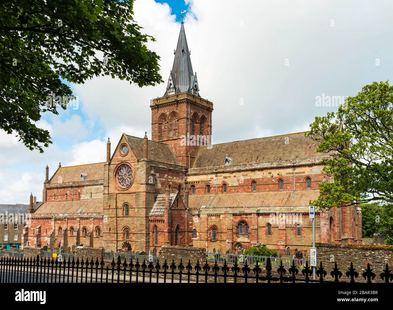 Die St Magnus Cathedral dominiert die Skyline von Kirkwall, Orkney, Schottland, Großbritannien. Es ist die nordöstlichste Kathedrale Großbritanniens. Stockfoto