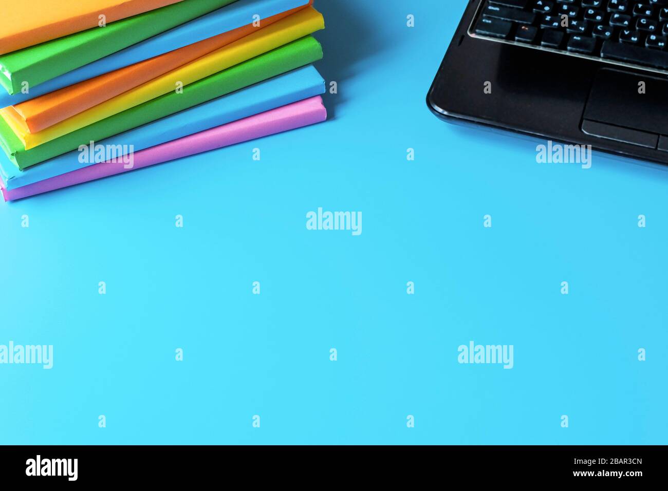 Fernschulungskonzept. Stapel Bücher, Laptop. Online-Schulung. Stockfoto