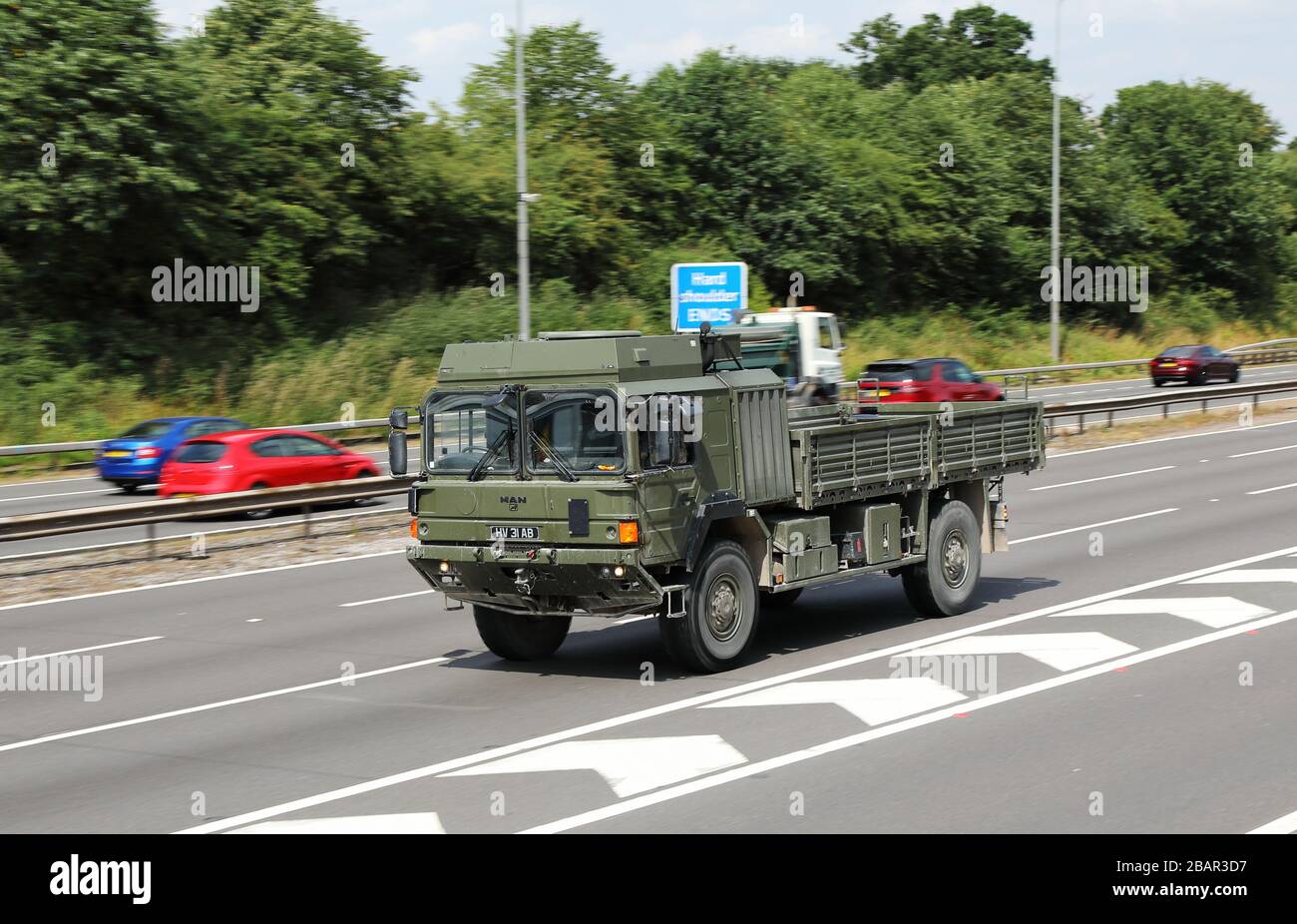 Ein man-Unterstützungswagen der British Army, der auf einer Autobahn in Großbritannien unterwegs ist. Stockfoto