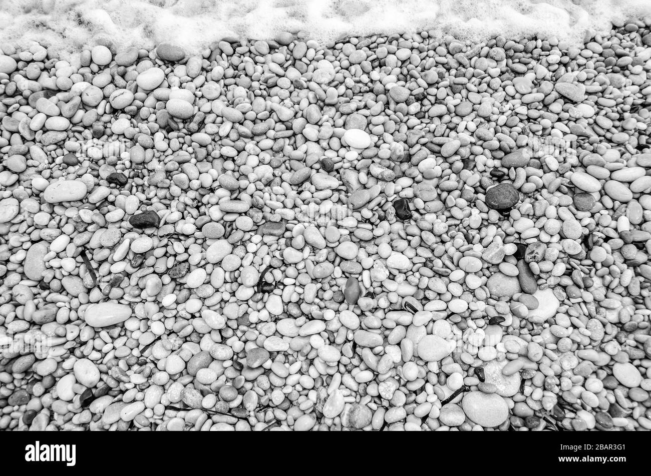 Hintergrund von Steinen am Strand, Schwarz-Weiß-Bild Stockfoto