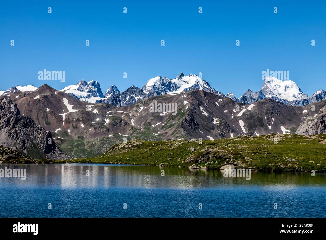 Blick auf das Ecrin-Massiv mit Barre des Écrins (4102 m) und dem Mont-Pelvoux (3932 m) vom Snake Lake (248 m) im Claree Valley in Nevache, Hautes Al Stockfoto