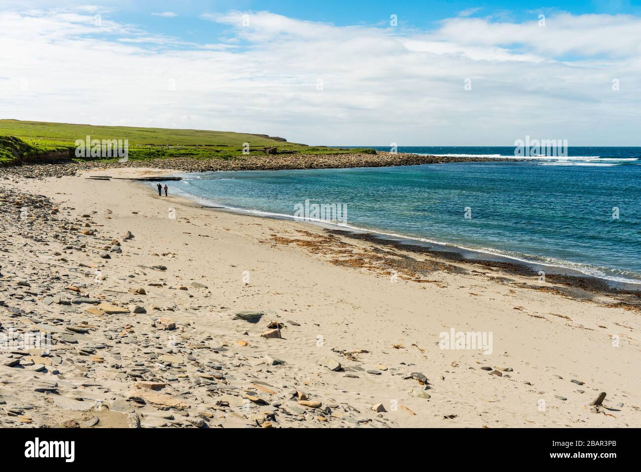 Der Strand an der Bucht von Skaill, Ort der jungsteinzeitlichen Siedlung Skara Brae, Orkney, Schottland, Großbritannien. Stockfoto