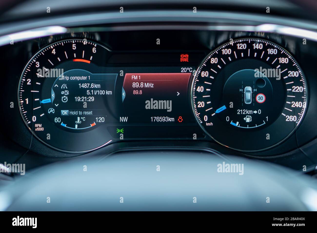 Digitales Ford-Mondeo-Kombiinstrument/Anzeigeinstrumente. Digitaler Tachometer, Drehzahl, Kilometerzähler, Ford-Konverse-Einheit Stockfoto