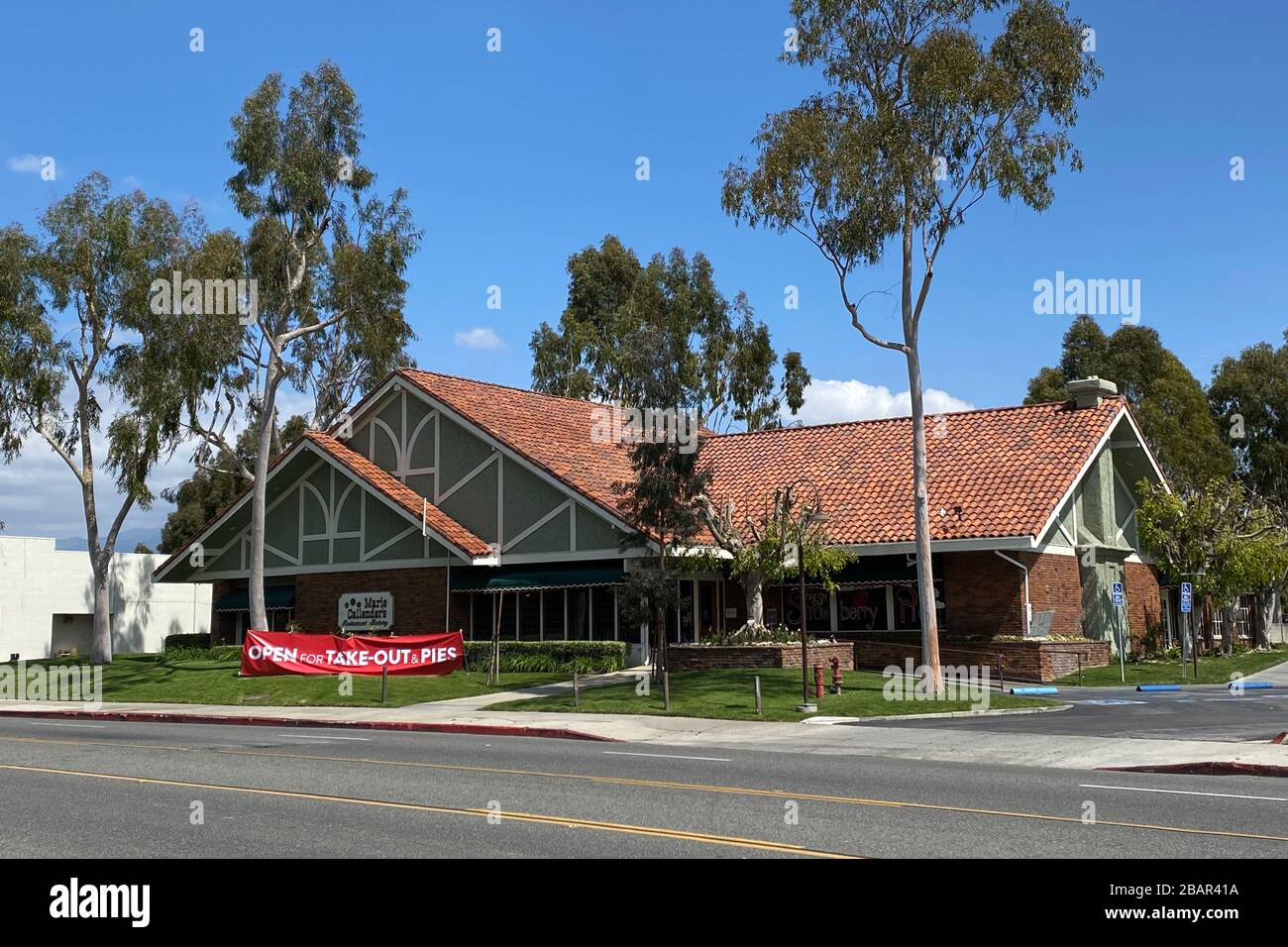 Allgemeine Gesamtansicht von Marie Callender's Restaurant & Bakery, geöffnet für Abnahmeaufträge nur inmitten der globalen Coronavirus COVID-19-Pandemie, Samstag, 28. März 2020, im Monterey Park, Kalifornien, USA. (Foto von IOS/Espa-Images) Stockfoto