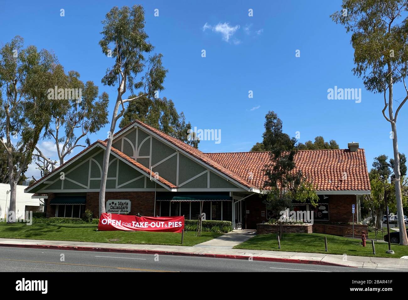 Allgemeine Gesamtansicht von Marie Callender's Restaurant & Bakery, geöffnet für Abnahmeaufträge nur inmitten der globalen Coronavirus COVID-19-Pandemie, Samstag, 28. März 2020, im Monterey Park, Kalifornien, USA. (Foto von IOS/Espa-Images) Stockfoto