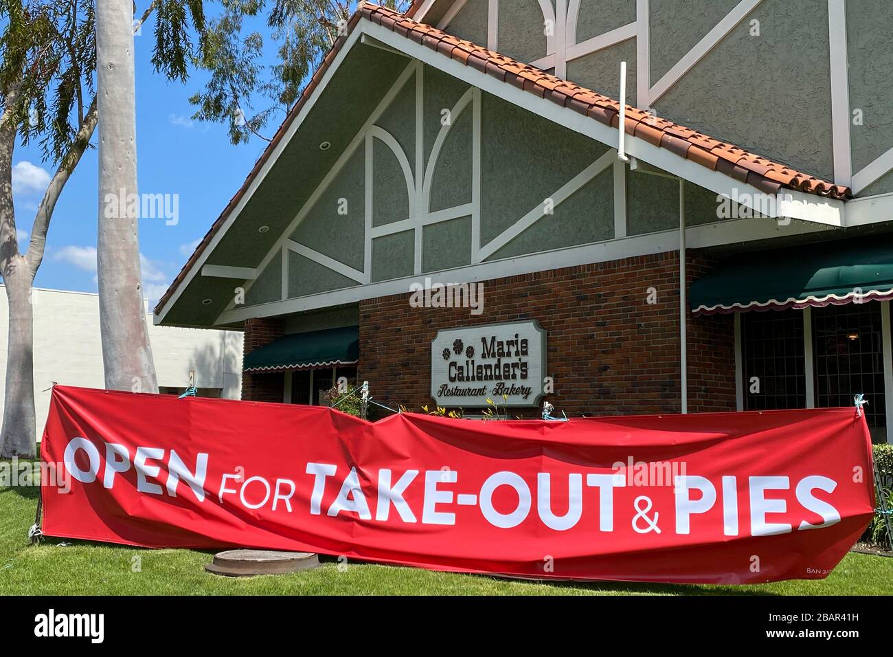 Allgemeine Gesamtansicht von Marie Callender's Restaurant & Bakery, geöffnet für Abnahmeaufträge nur inmitten der globalen Coronavirus COVID-19-Pandemie, Samstag, 28. März 2020, im Monterey Park, Kalifornien, USA. (Foto von IOS/Espa-Images) Stockfoto