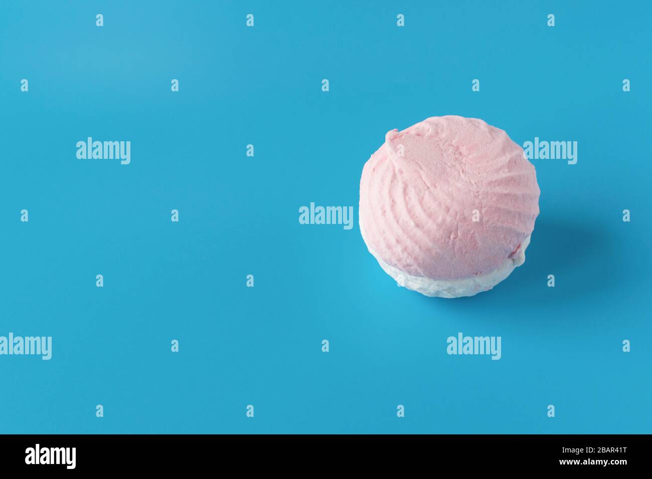 Rosa und Weiß süße Luft-Marshmallows auf blauem Hintergrund. Delikates Dessert. Stockfoto