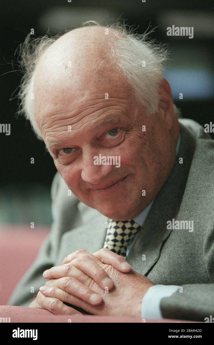 Sir James Goldsmith in seiner Umkleidekabine bei der BBC in London vor einem Auftritt in einer politischen Show. Goldsmith wurde 1933 geboren und wurde ein britischer Milliardär Geschäftsmann und Gründer der kurzlebigen euroskeptischen Referendumspartei in Großbritannien, die bei den Parlamentswahlen 1997 im Vereinigten Königreich Kandidaten stellte. Er starb später in diesem Jahr in Spanien. Stockfoto