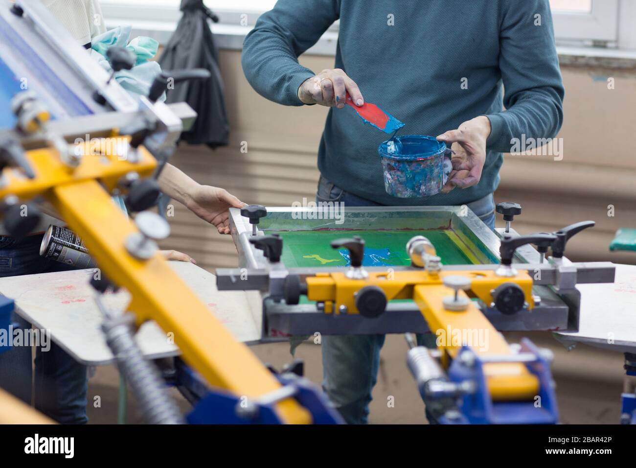 Siebdruck. Serigraphie. Farblacke und Stoff. Karussellmaschine. Stockfoto
