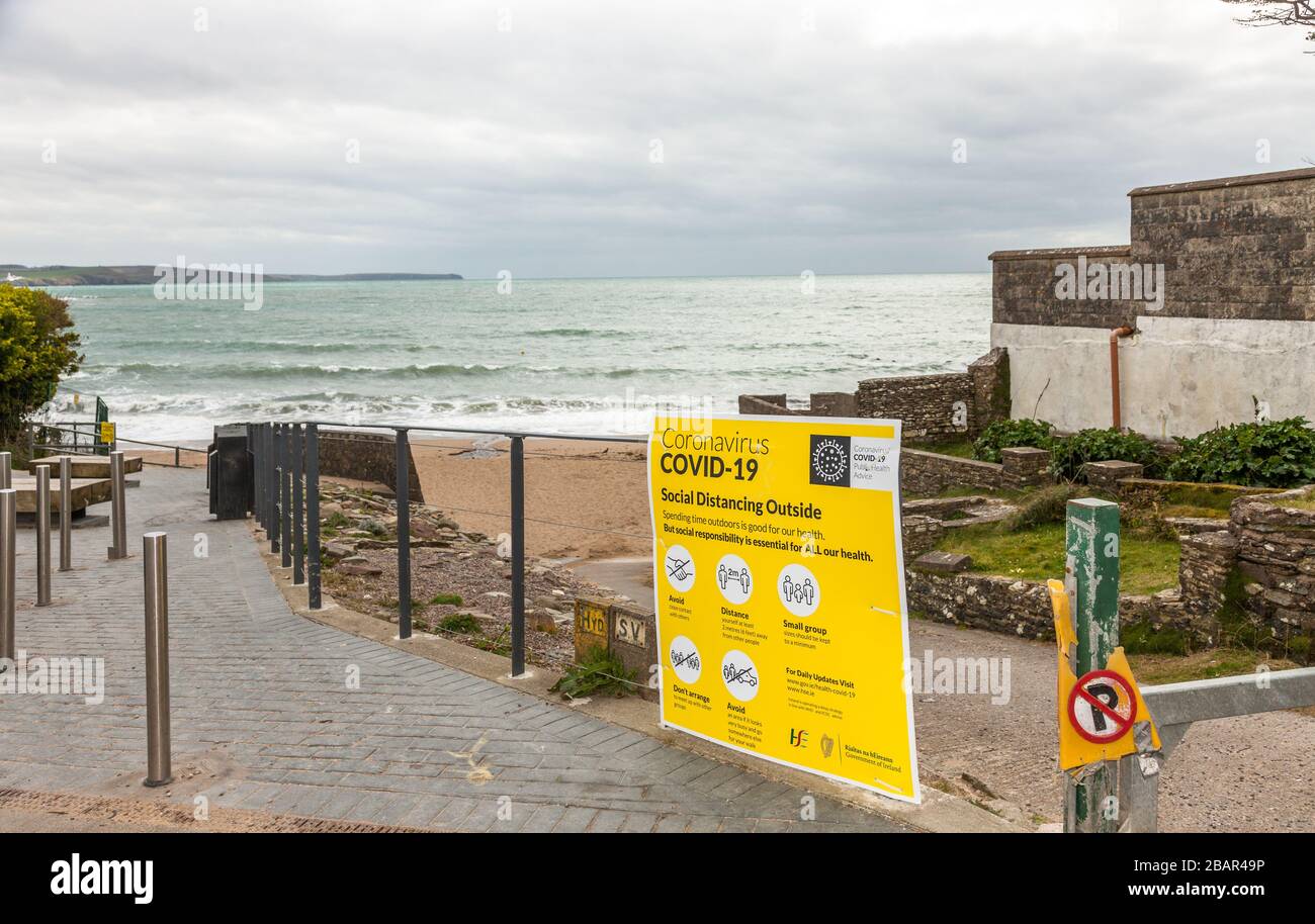 Myrtleville, Cork, Irland. März 2020. Hinweis zur öffentlichen Gesundheit mit Rat zur sozialen Distanzierung in Bezug auf den Covid-19-Outreak auf dem Weg zum Myrtleville Beach, Co. Cork. Irland. - Credit; David Creedon / Alamy Live News Stockfoto