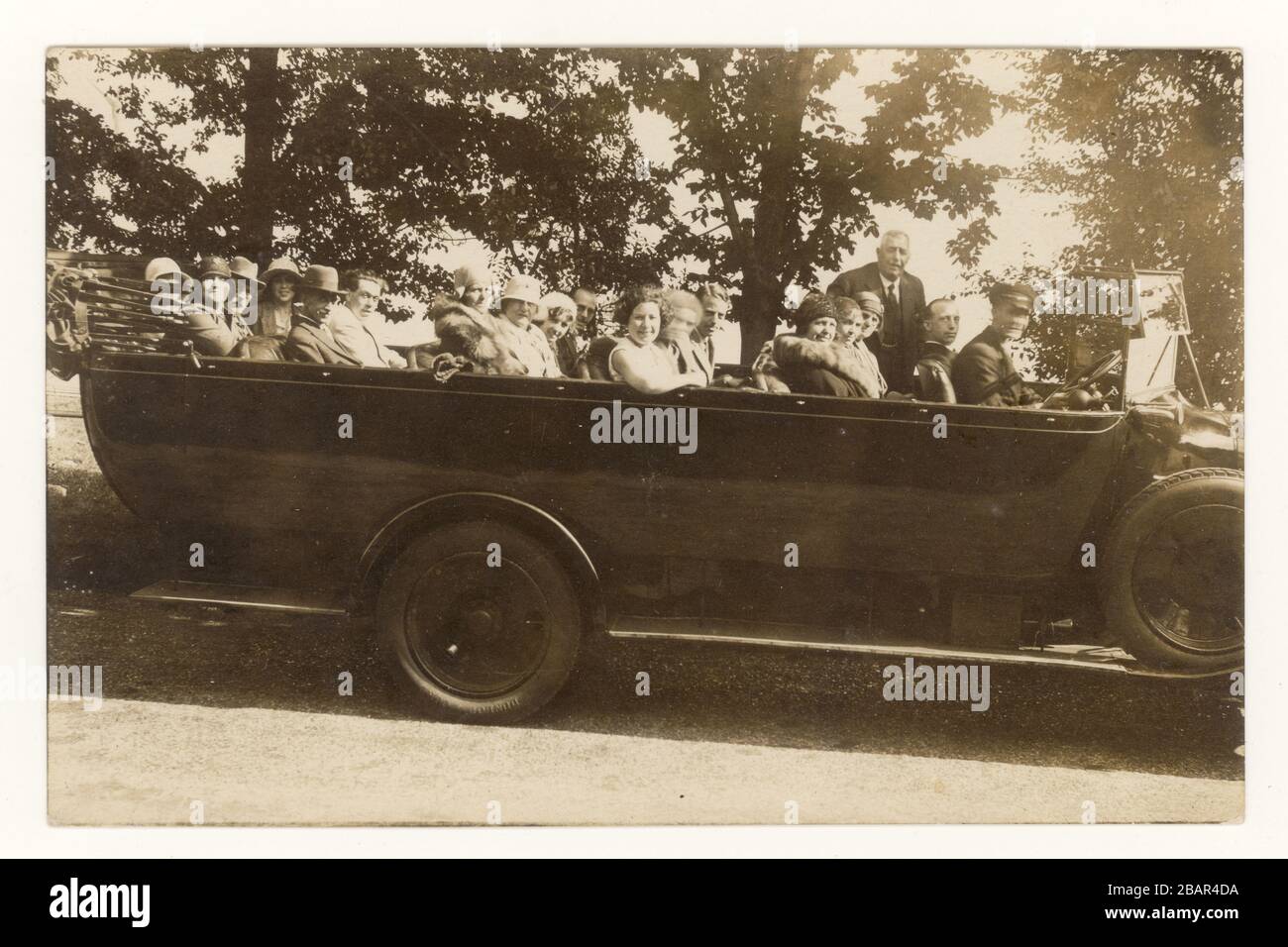 Postkarte aus den 1920er Jahren eines typischen Charabanc-Outings, Frauen tragen Cloche-Hüte, die zu der Zeit modisch sind, Stockfoto