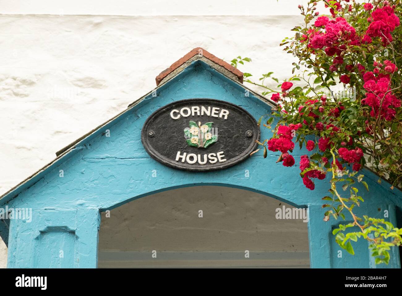 Nahaufnahme des Namensschildes auf dem hübschen blau-weißen traditionellen Cottage "Corner House" im Dorf Cadgwith, Cornwall, England Stockfoto