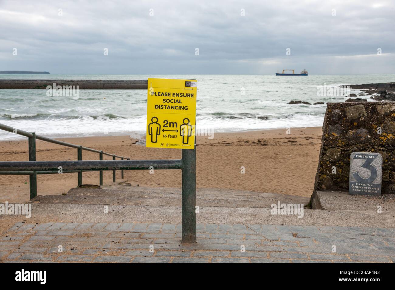 Myrtleville, Cork, Irland. März 2020. Hinweis zur öffentlichen Gesundheit mit Rat zur sozialen Distanzierung in Bezug auf den Covid-19-Outreak auf dem Weg zum Myrtleville Beach, Co. Cork. Irland. - Credit; David Creedon / Alamy Live News Stockfoto