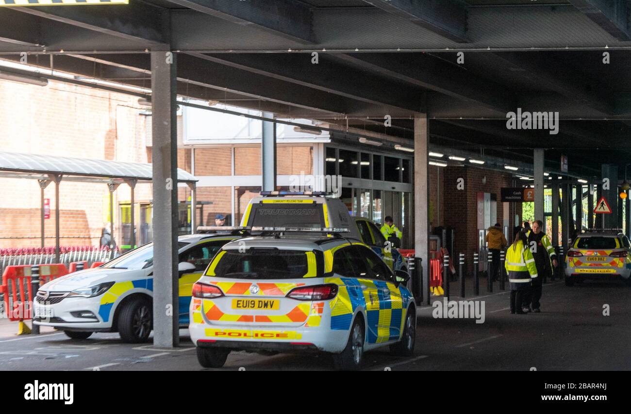 Brentwood, Essex, Großbritannien. März 2019. Der Supermarkt Sainsbury in Brentwood, Essex, wurde von der Polizei in einem so genannten "Covid-19"-Vorfall abgedichtet. Mehrere Notfahrzeuge im Einsatz Credit: Ian Davidson/Alamy Live News Stockfoto