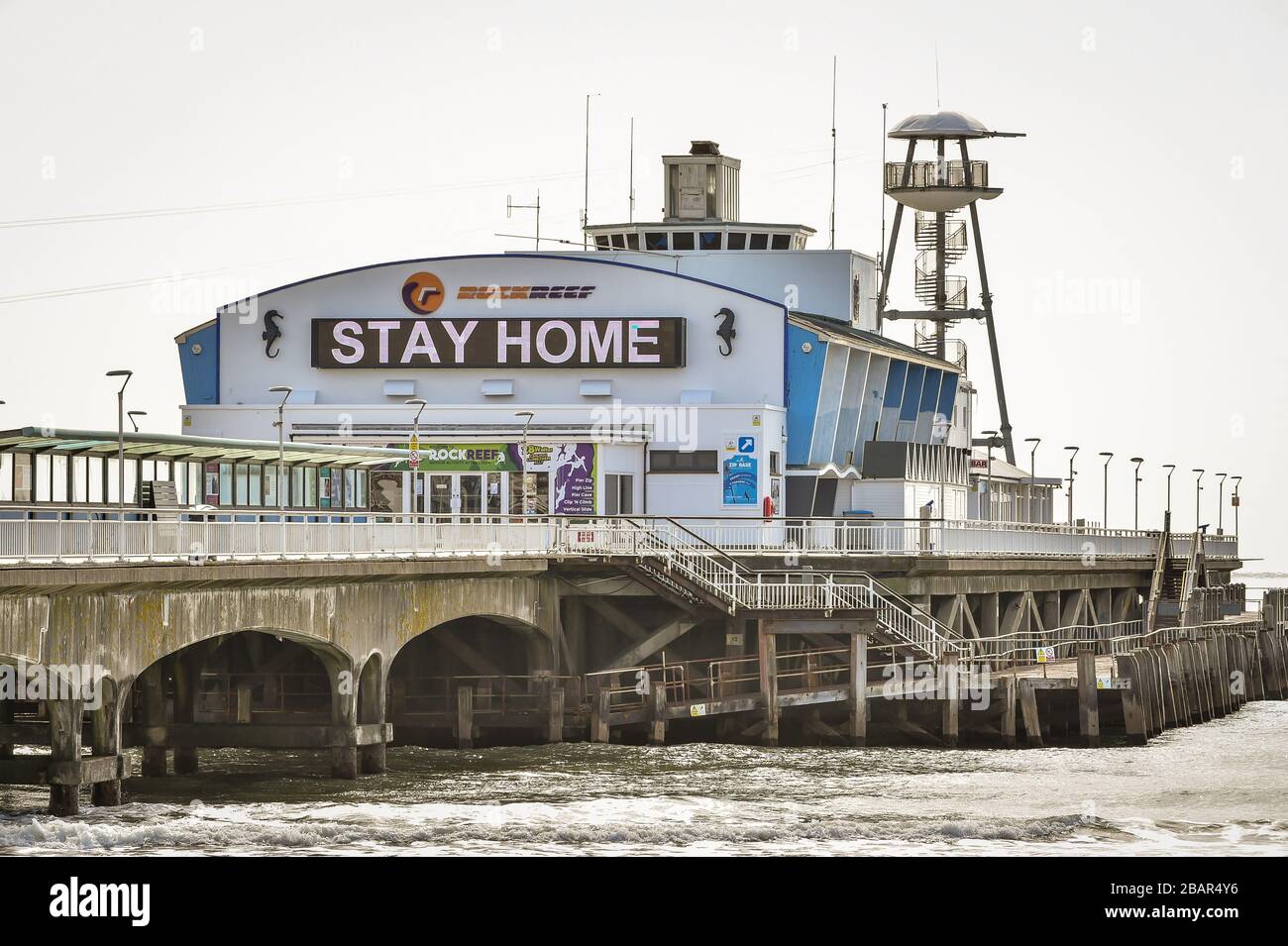 Der Pier von Bournemouth ist geschlossen und rät den Menschen, zu Hause zu bleiben, da Großbritannien weiterhin in Sperrungen ist, um die Ausbreitung des Coronavirus einzudämmen. Stockfoto