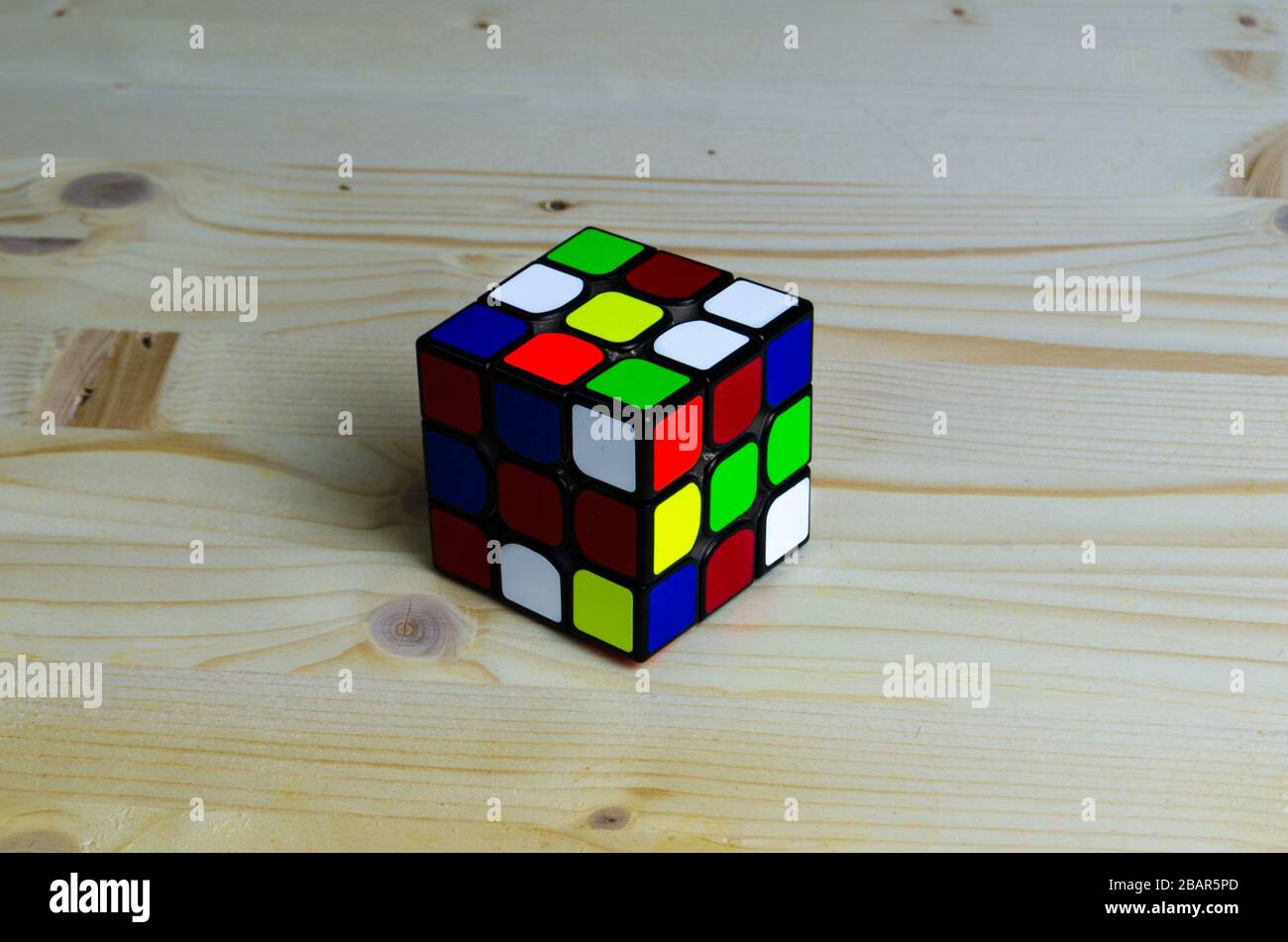 Ungelöster rubik-würfel auf Holzhintergrund Stockfoto