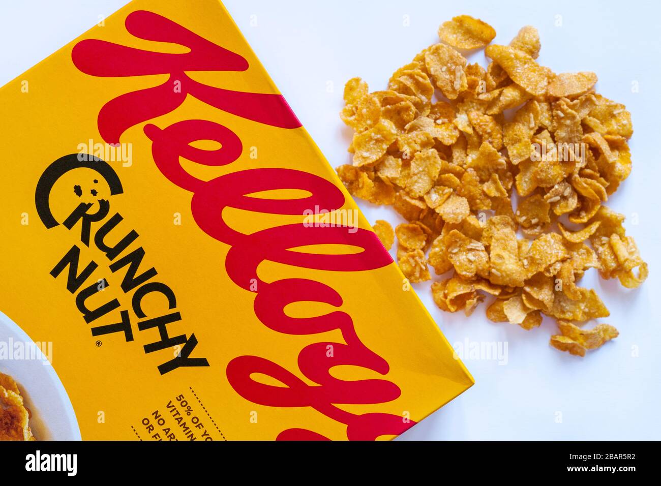 Box mit Kellogg Crunchy Nut Cereals mit Inhalt verschüttet verschüttet Set auf weißem