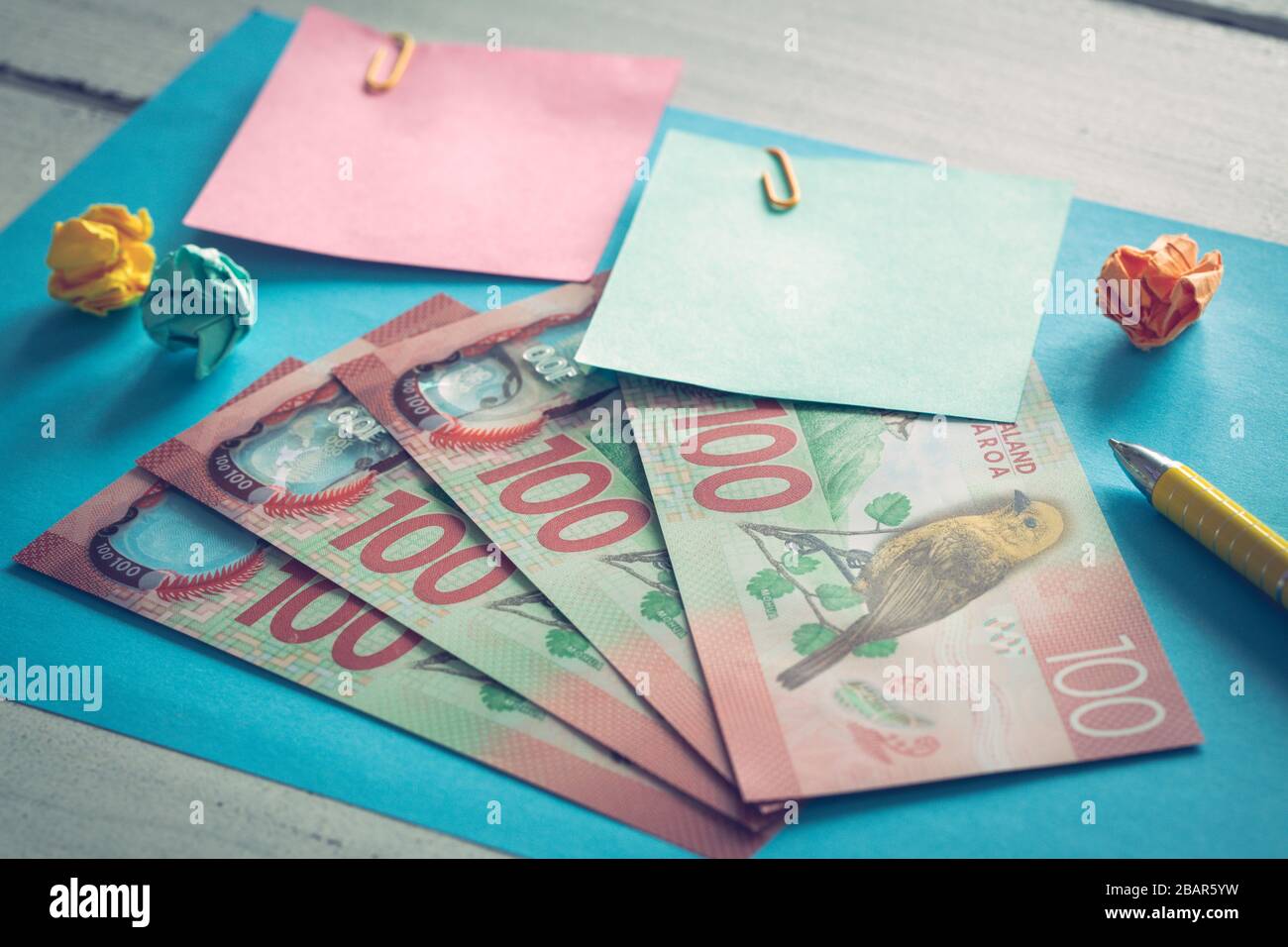 Neuseeländisches Geld, Banknoten 100 Dollar mit leeren Notenkarten Stockfoto