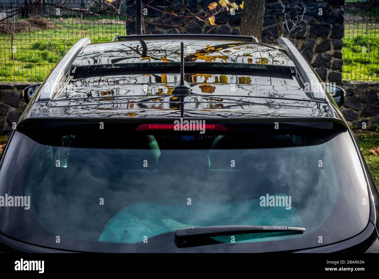 Sonnenrollo an der Scheibe der hinteren Tür der Auto Farbe schwarz Close-up  schützt vor Sonnenstrahlen texturierte Doppel Gitter aus einem speziellen  Material gefertigt Stockfotografie - Alamy