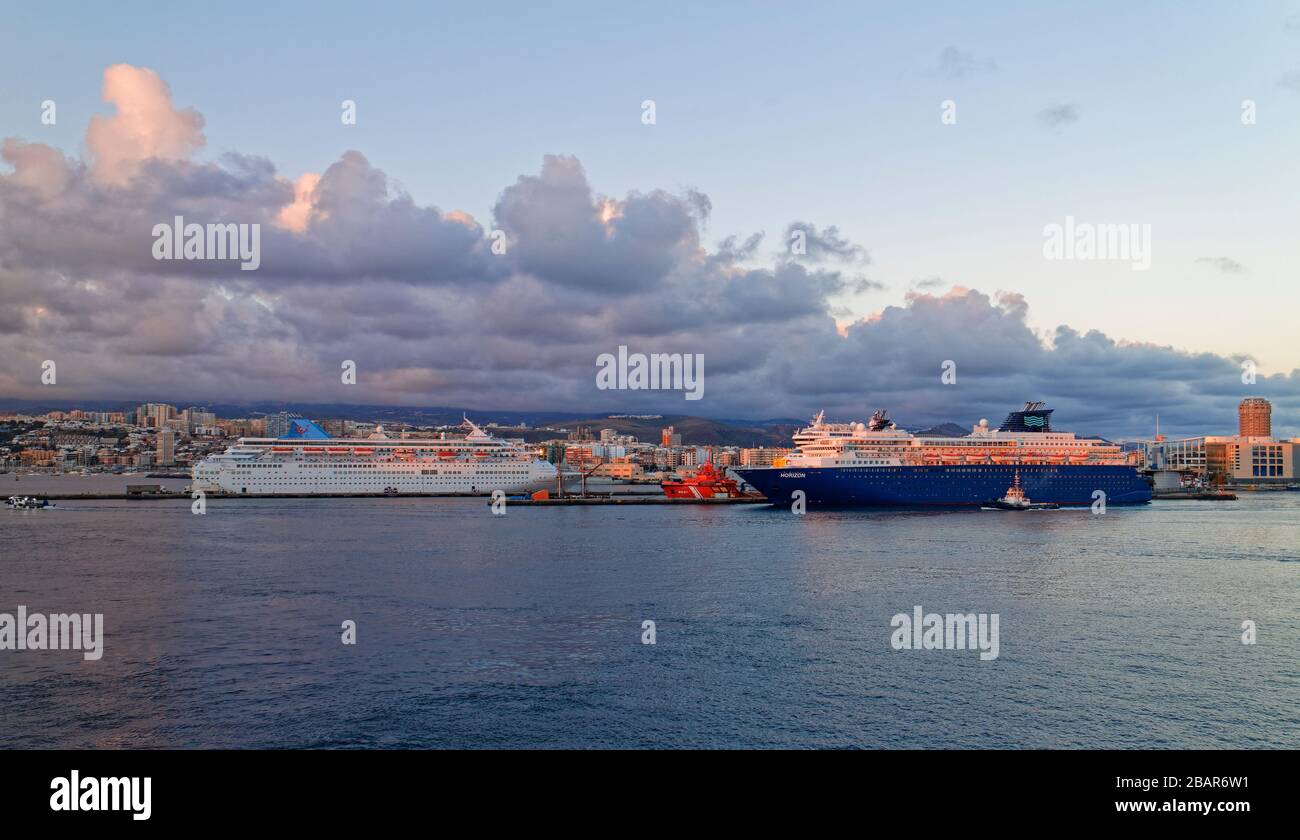 Die Schiffe Thomson Majesty und Horizon Cruise fuhren neben dem Pier am Hafen von Las Palmas auf den Kanarischen Inseln. Stockfoto