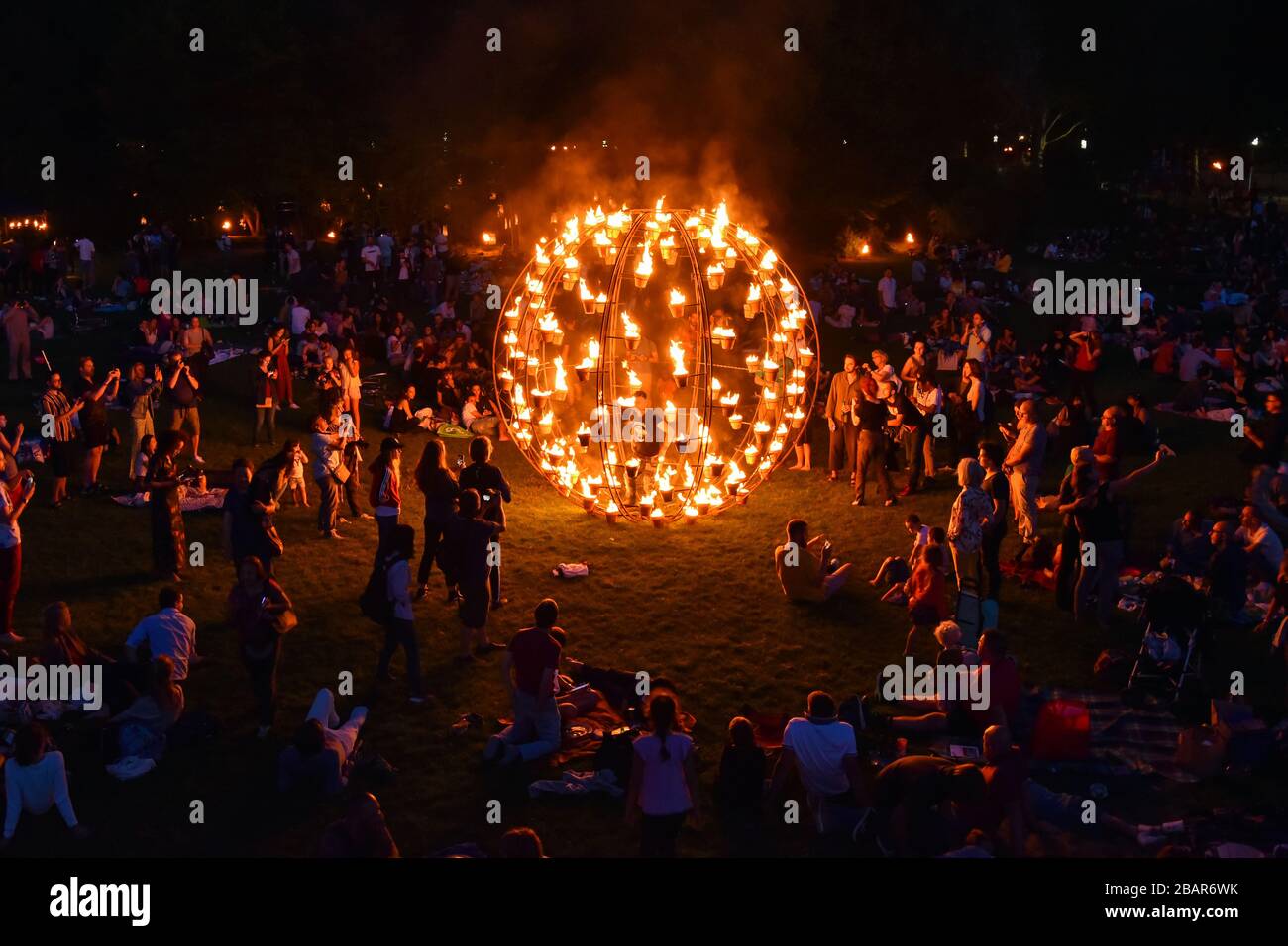 Die Carabosse Company führte eine gigantische Brandinstallation im Parc de La Villette in Paris durch. Stockfoto