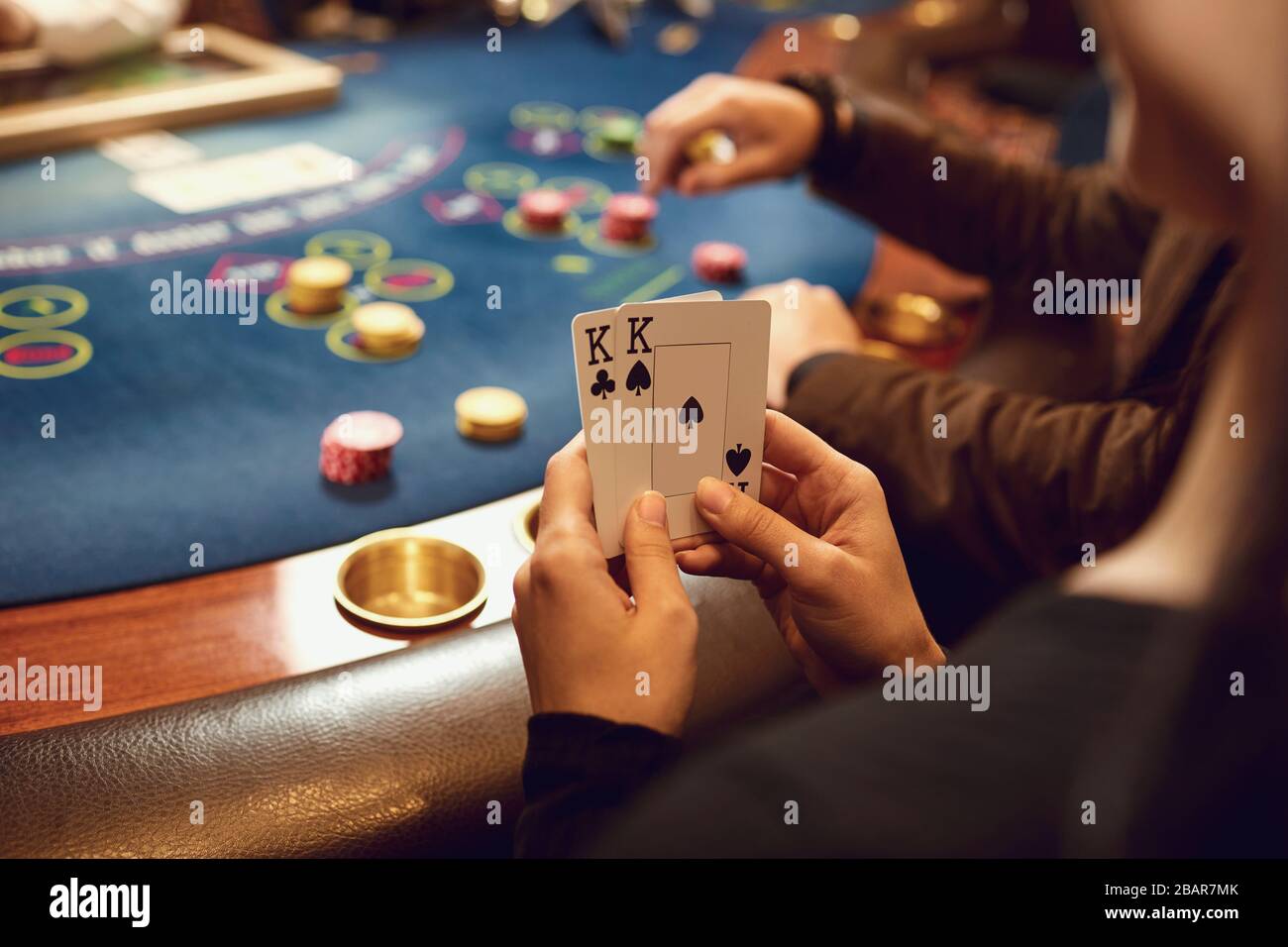 Close-up Hände eines Poker Spieler Kontrolle Karten in einem Casino. Stockfoto