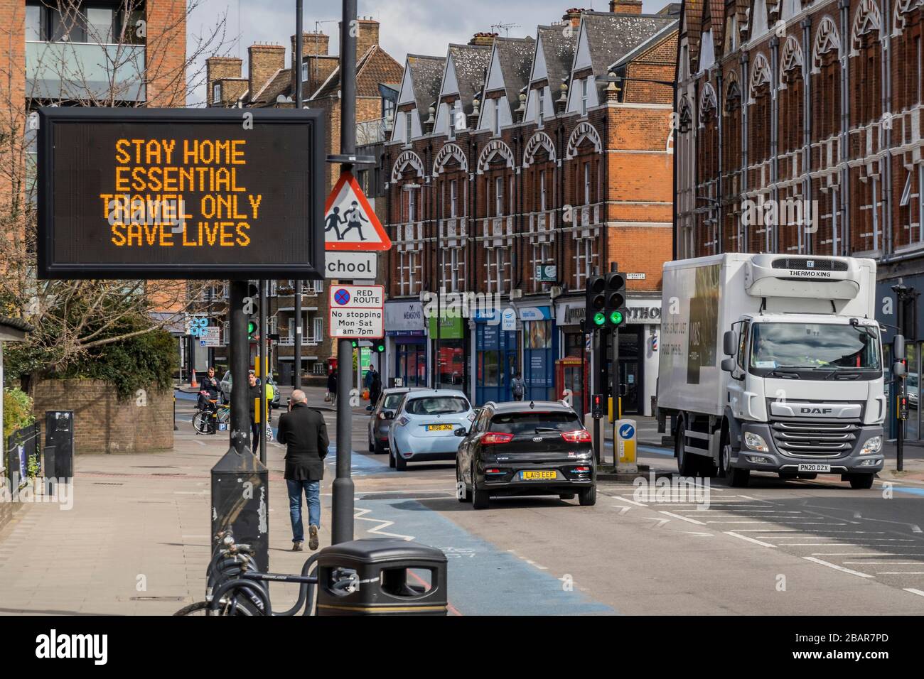 London, Großbritannien. März 2020. Hinweisschilder werden an Warnungen übergeben, um zu Hause zu bleiben oder nur wenn es notwendig ist zu reisen, da die Menschen weiterhin in Balham aussteigen. Der "Lockdown" geht in Clapham - Coronavirus (Covid 19) Ausbruch in London weiter. Credit: Guy Bell/Alamy Live News Stockfoto