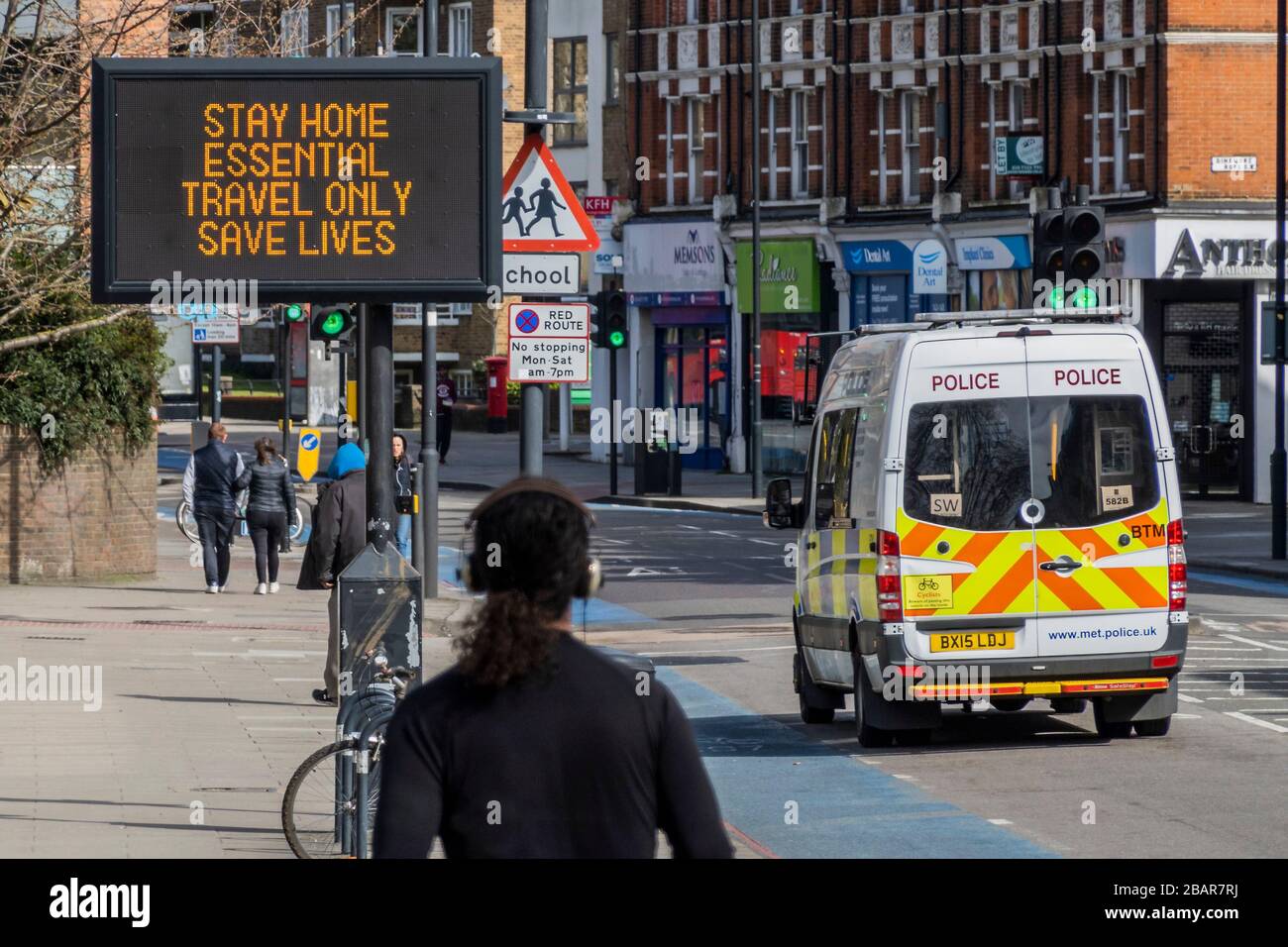 London, Großbritannien. März 2020. Hinweisschilder werden an Warnungen übergeben, um zu Hause zu bleiben oder nur wenn es notwendig ist zu reisen, da die Menschen weiterhin in Balham aussteigen. Der "Lockdown" geht in Clapham - Coronavirus (Covid 19) Ausbruch in London weiter. Credit: Guy Bell/Alamy Live News Stockfoto