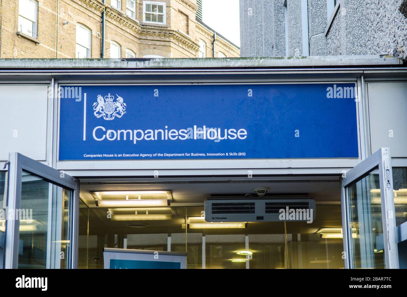 LONDON: Schild mit dem Companies House auf der Außenseite des ehemaligen Regierungsgebäudes in Westminster, London (geschlossen 2022). Stockfoto