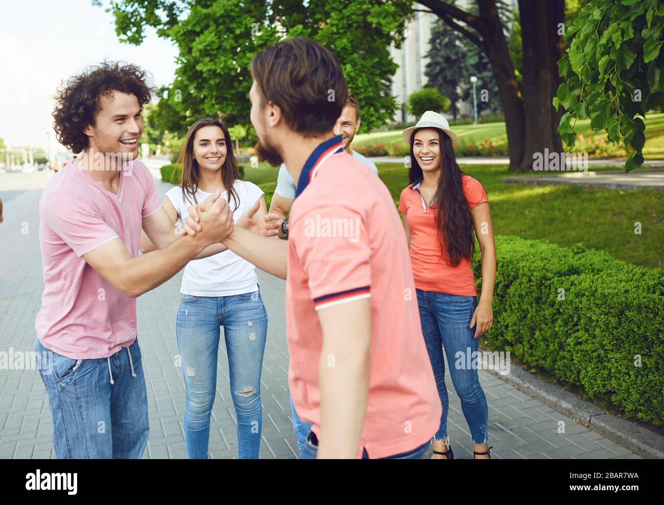 Gruppe von Menschen Lächeln auf einer Straße der Stadt im Sommer. Stockfoto