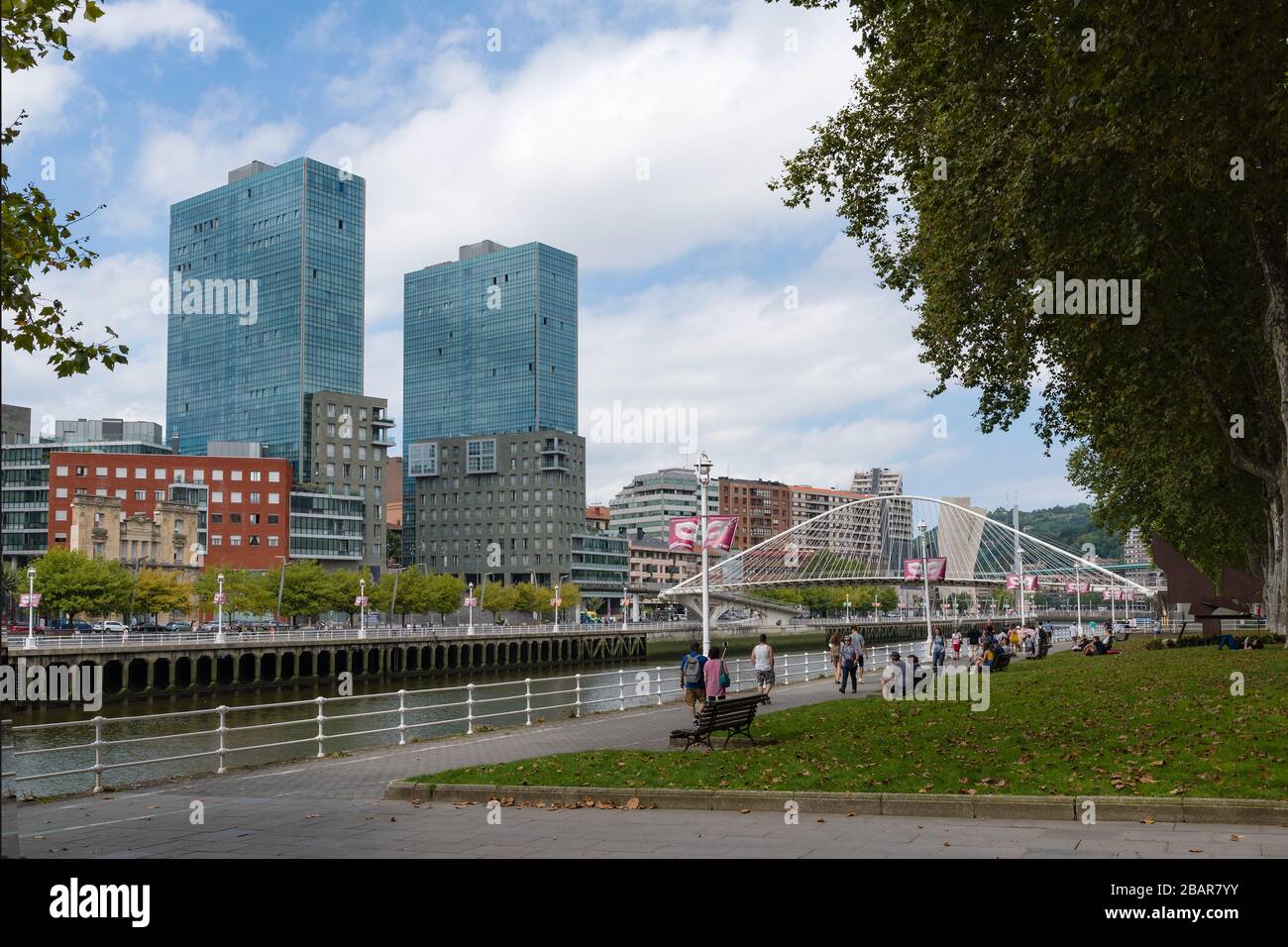 Blick auf die Böschung mit der Zubizuri-Brücke und zwei Wolkenkratzern, Bilbao, Spanien Stockfoto