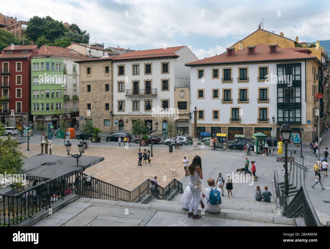 Blick von einer Treppe zum Unamuno Plaza in Bilbao, Spanien Stockfoto