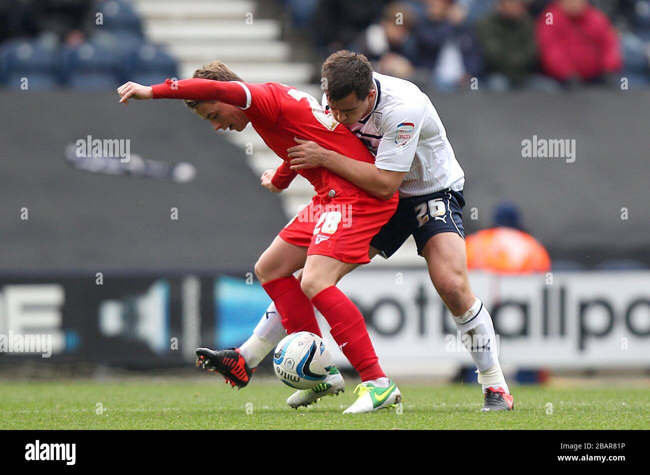 Scott Allan und Preston North Ends von Milton Keynes Dons (rechts) kämpfen um den Ball Stockfoto