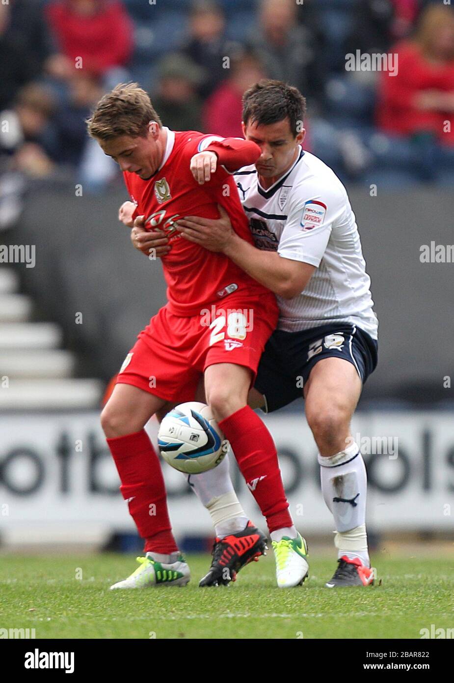 Scott Allan und Preston North Ends von Milton Keynes Dons (rechts) kämpfen um den Ball Stockfoto