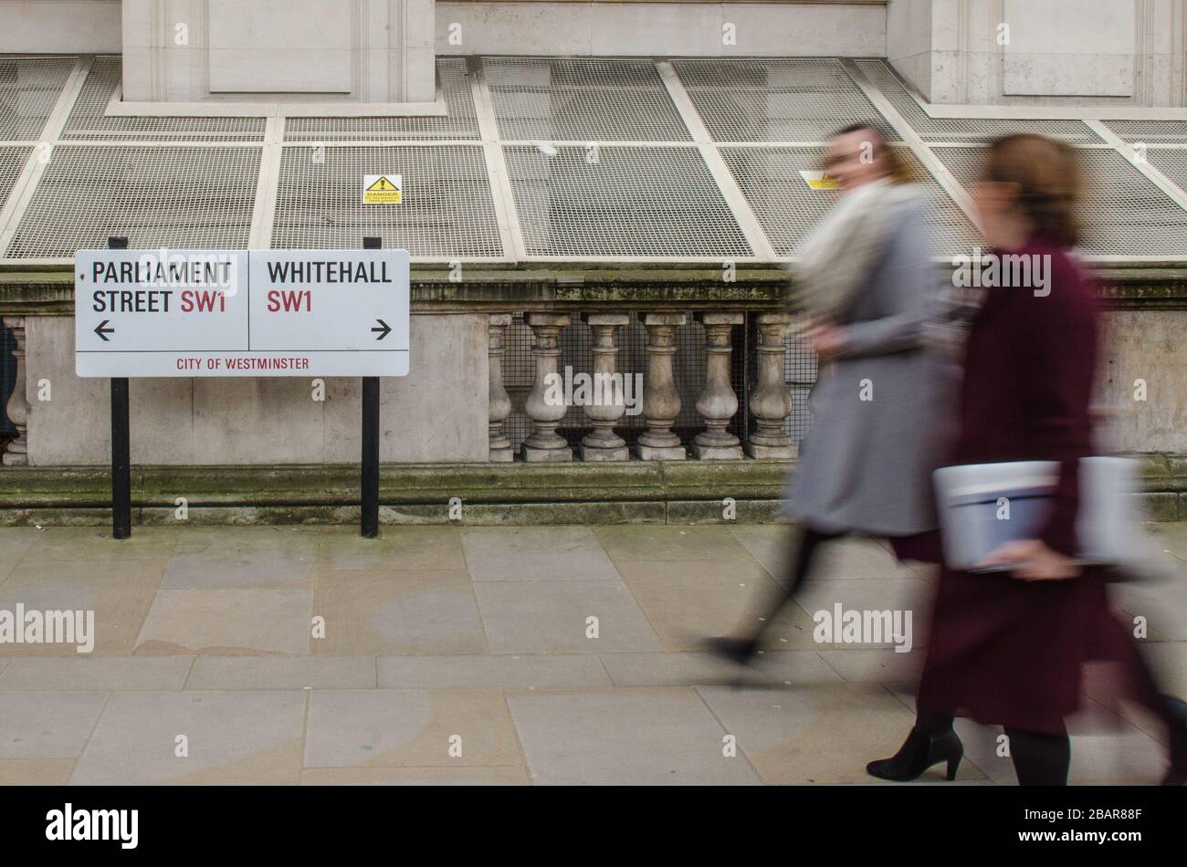 LONDON - Straßenschild Whitehall und Parliament Square in Westminster, London. Suggestiv auf die britische Regierung. Stockfoto