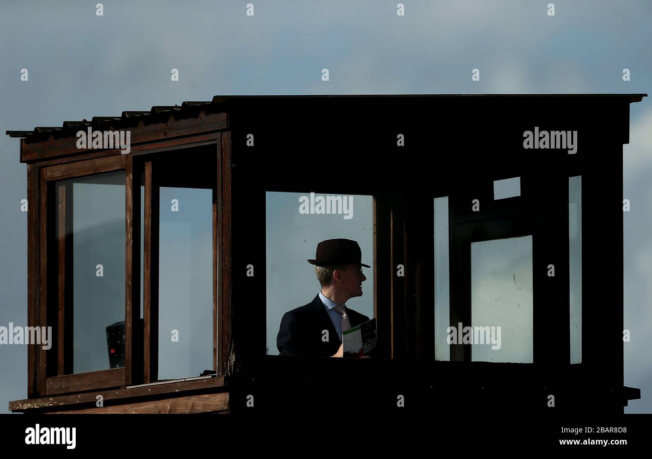 Ein Steward beobachtet das Rennen von einer Box über der All Weather Track auf der Lingfield Park Racecourse Stockfoto