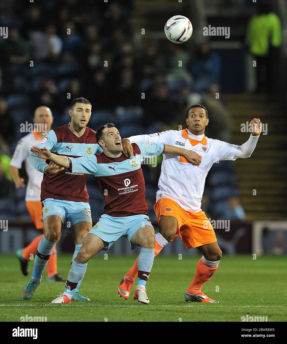 Blackpools Matt Phillips (rechts) und Burnleys Ross Wallace kämpfen um den Ball Stockfoto