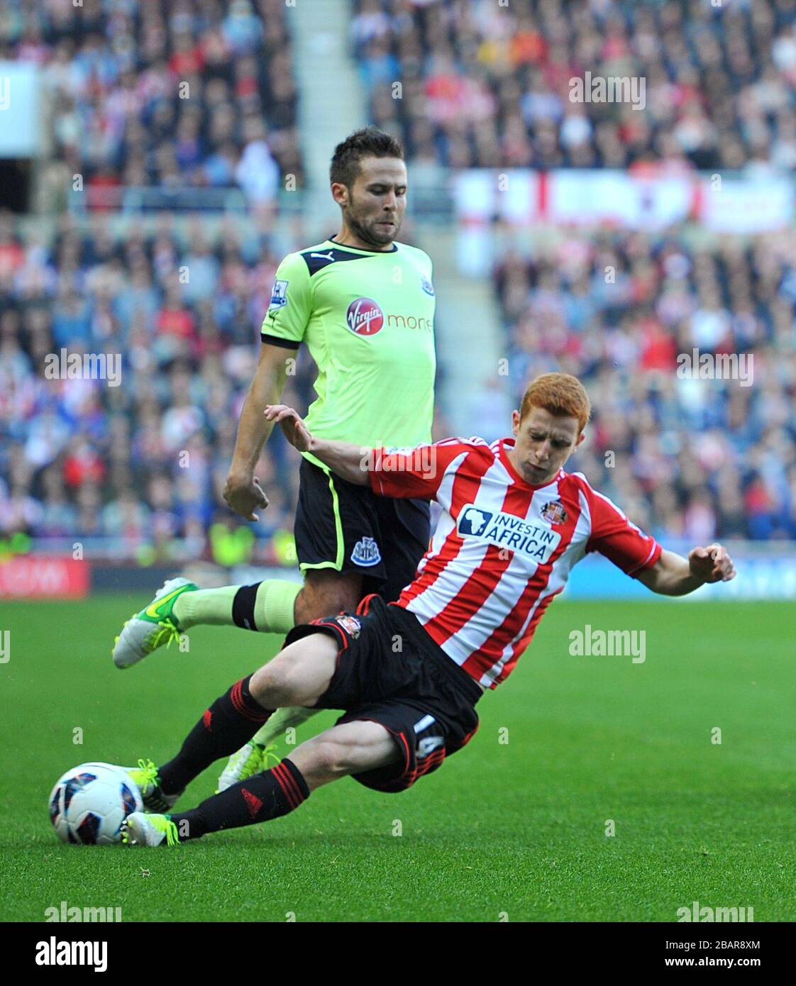 Jack Colback von Sunderland (rechts) rutscht auf Yohan Cabaye von Newcastle United (links) ein Stockfoto