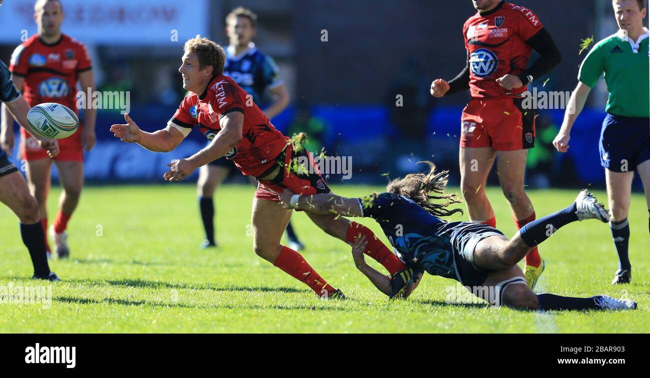 Josh Navidi (rechts) von Cardiff Blues fordert Jonny Wilkinson von Toulon heraus Stockfoto